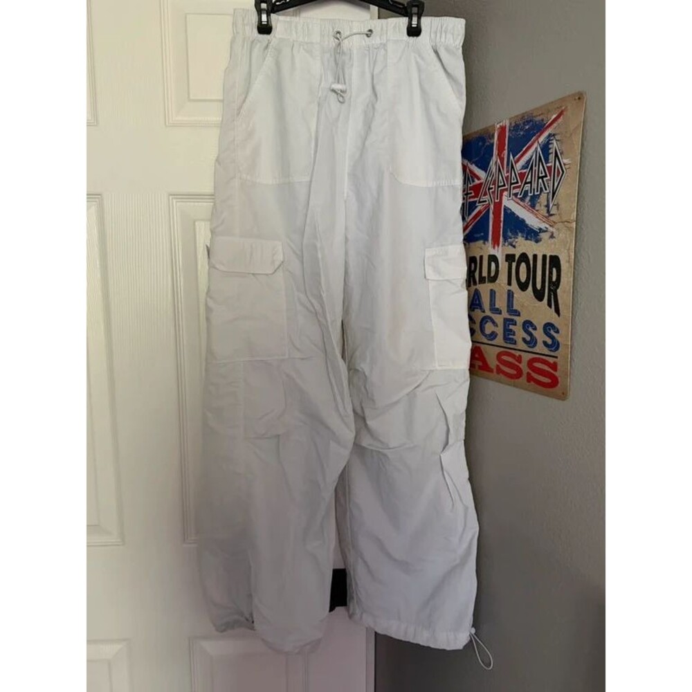 No Boundaries White Nylon Cargo Parachute Pants - Size M (7-9)